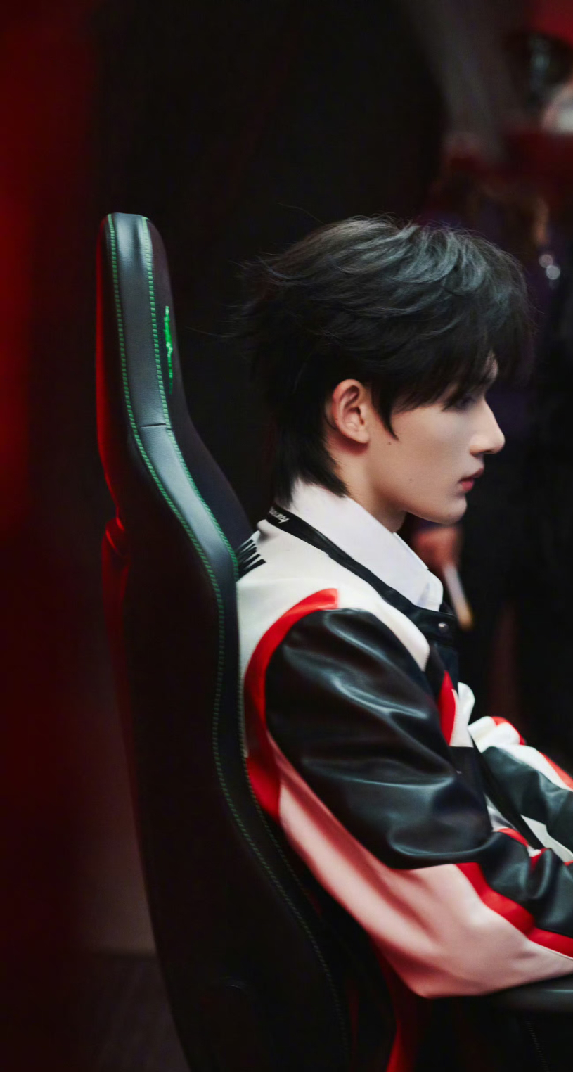 余宇涵单人外务余宇涵顶级外务谁被余宇涵这次单人外务狠狠惊艳到了！电竞氛围感直接拉