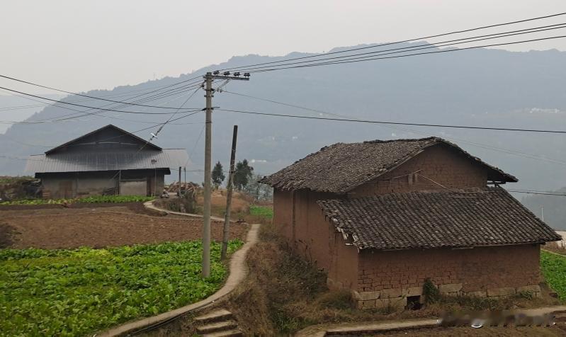 山区的村和平原的村根本不是一个概念，尤其是南方山区的村。
曾经有一次去了南方的农