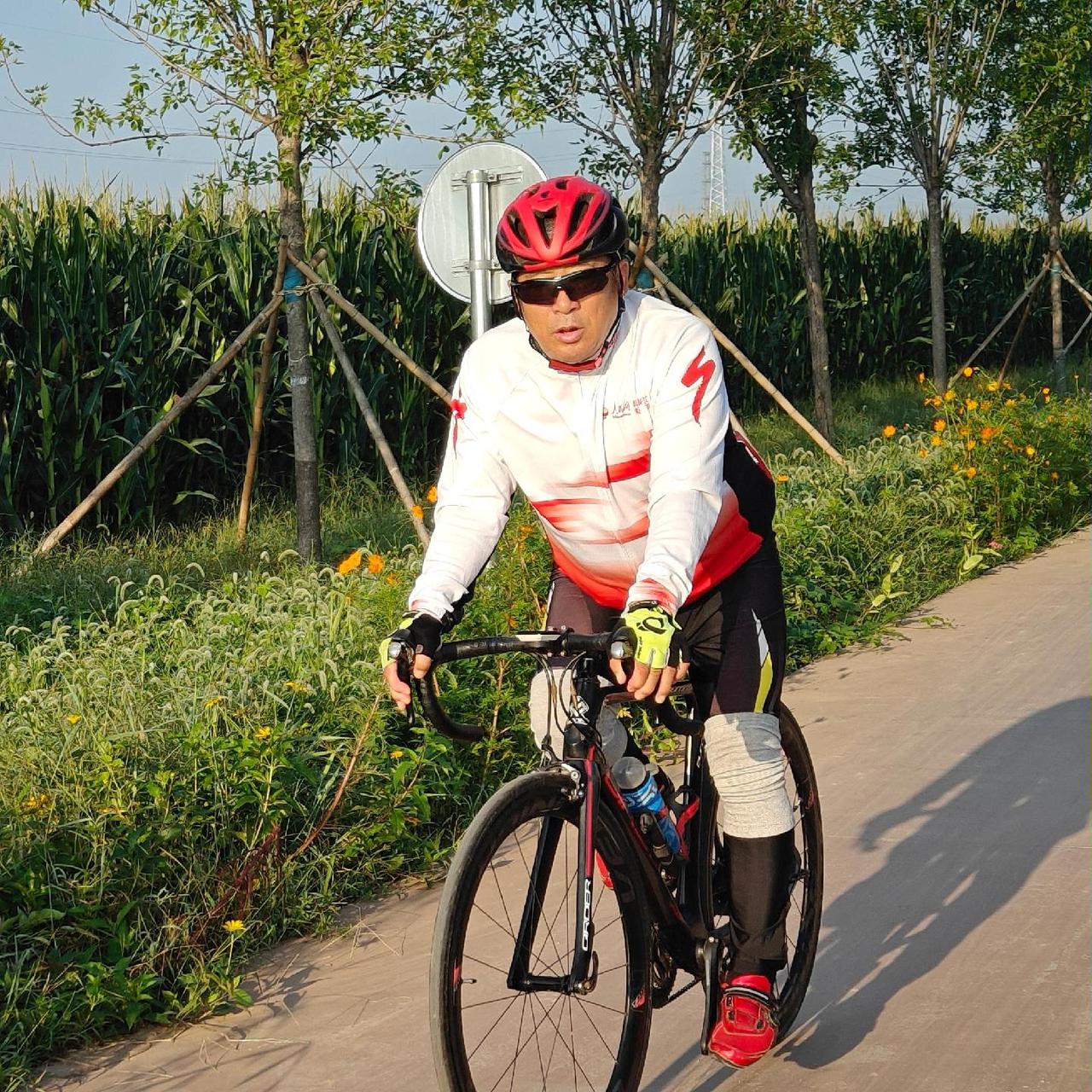 生活就像一首欢快的旋律，每一个音符都跳跃着快乐的火花，让人感受到无尽的阳光与温暖