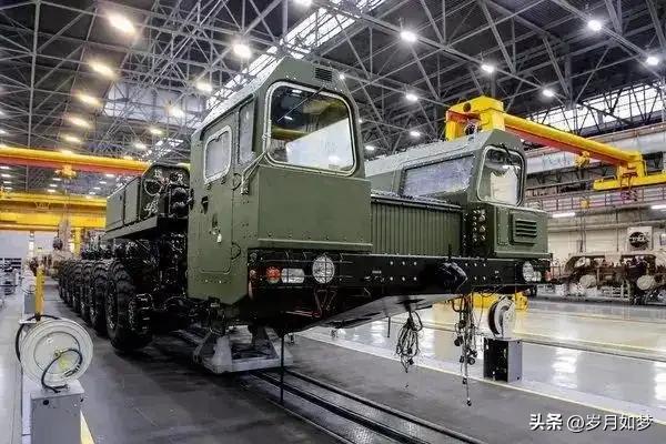 美国若照搬对苏冷战那套遏制中国，很难奏效。美苏当年近似“两个封闭阵营”，靠军备竞