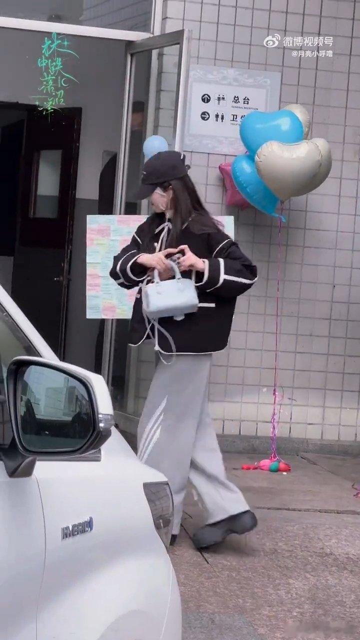 今日份的甜蜜是白鹿给的，情人节比心加害羞笑，糖分超标！ 