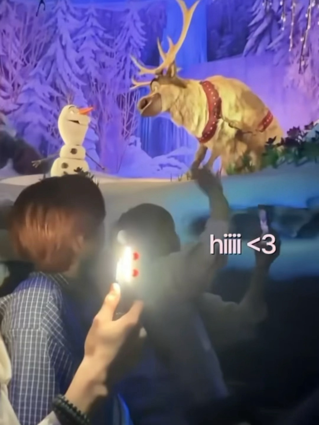 和雪宝打招呼的saku >_<卡哇伊… 