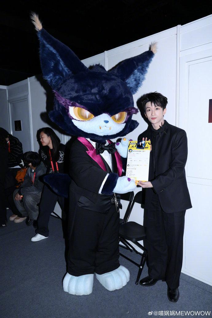 我的ID替我去了微博之夜 喵娲娲就这样帮粉丝会带id！拿着粉丝会id和直接合上影