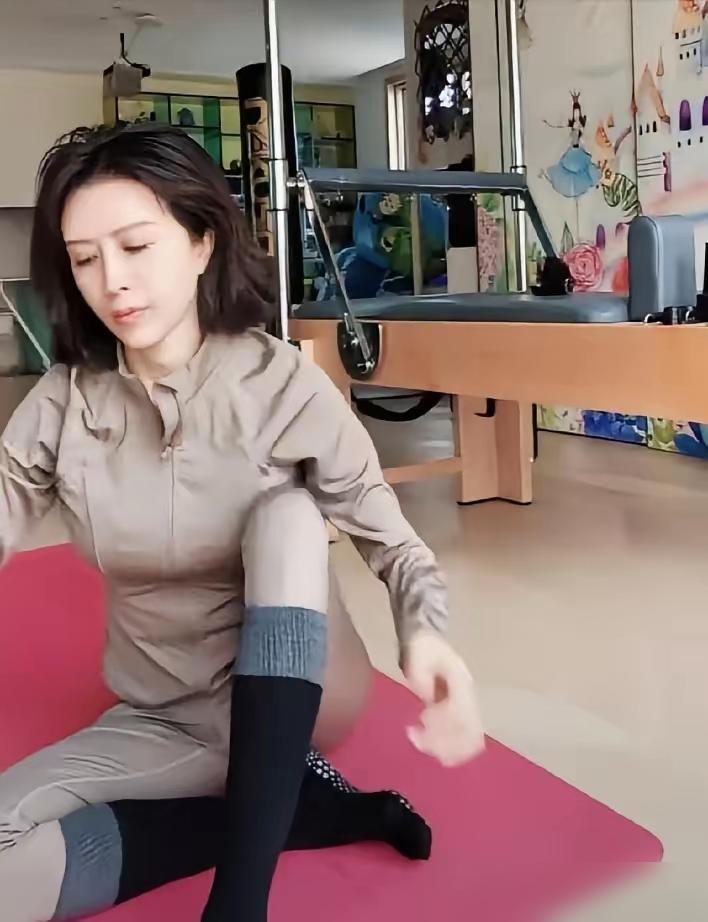 别再夸金巧巧高情商了，她那句“欢迎来吐痰”，藏着和于冬3年的秘密。
 
你以为她