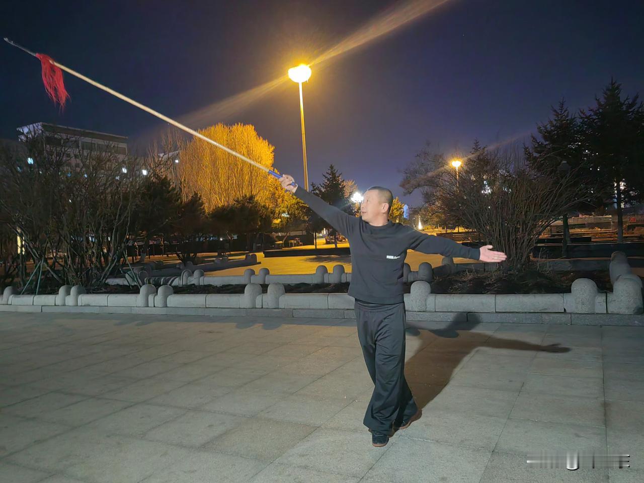 龙江儿女赞
龙江儿女皆英豪，
刀枪所至禹舜尧。
夜幕星光闪闪亮，
请续句……
（