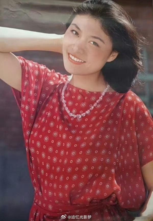 方舒、李羚、岳红。 