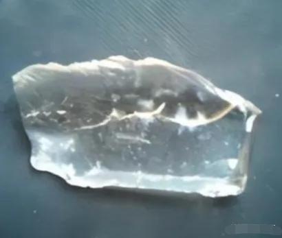 1930年，新疆一位牧民在放羊时，发现羊群突然避开了一片草地，他走近一看，草地上