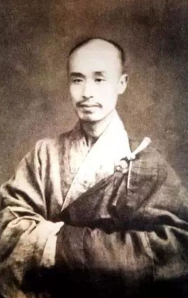 1911年，李叔同回国后，在房间挂了一幅油画，画里是个半裸的日本女子，斜靠在藤椅