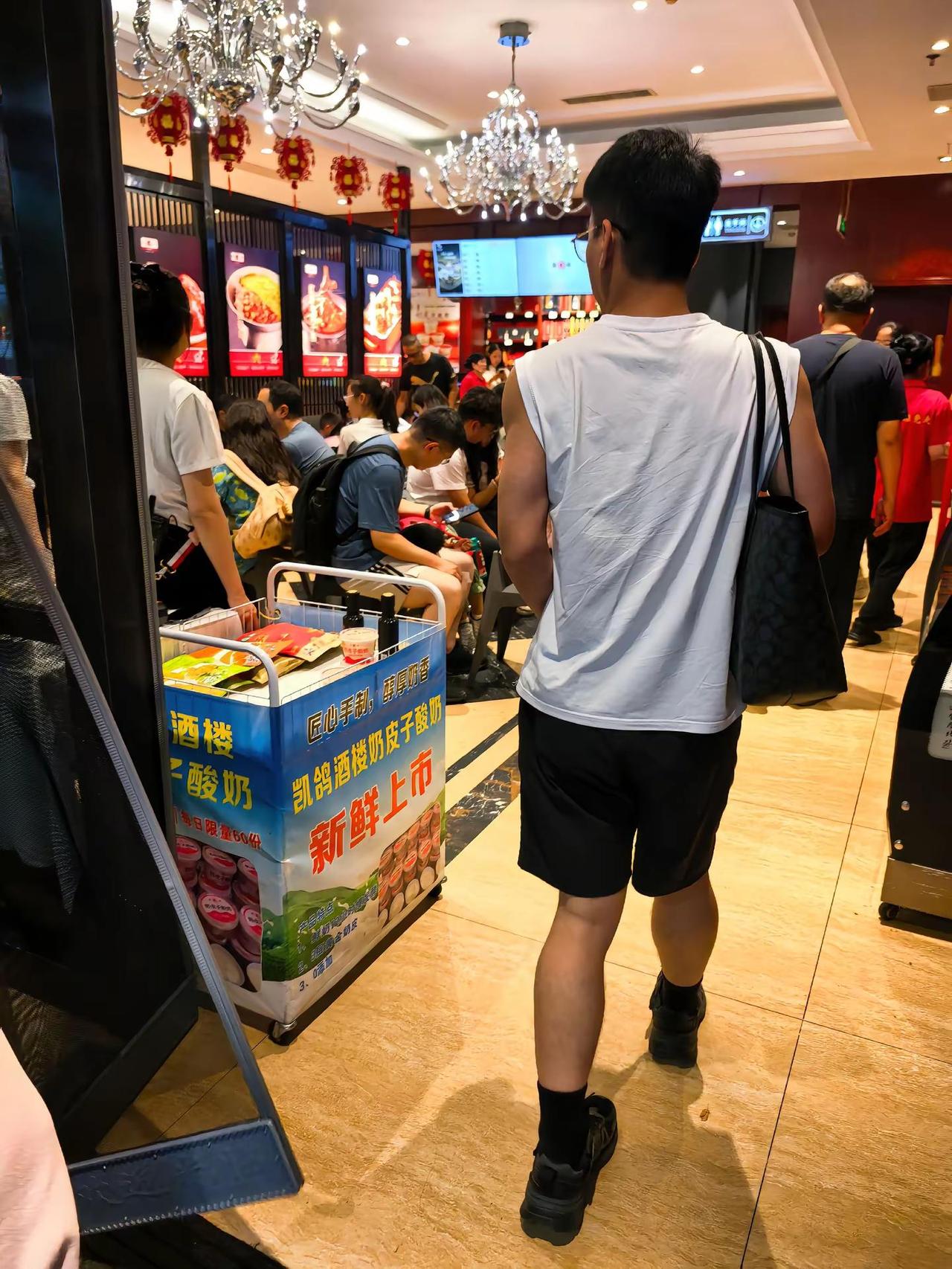 大同第一坑，到大同第一天放下行李 5点赶到网红打卡饭店凯鸽酒楼，来之前看好评如潮
