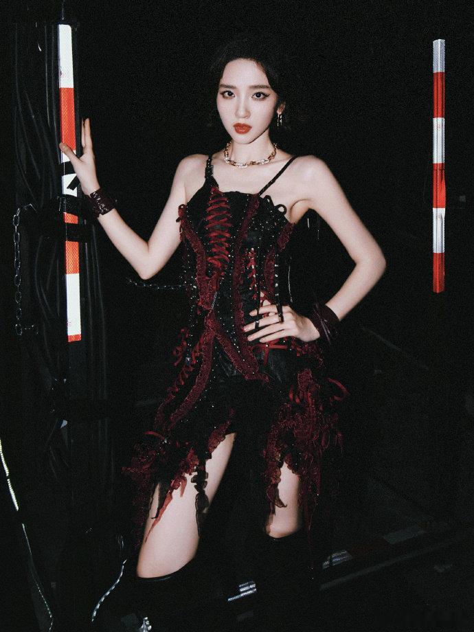 唐艺昕拍了祺贵人告发视频 经典角色售后来了！祺贵人本人亲自上线翻拍，还原度也太高