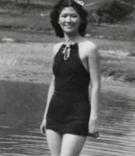 1914年，31岁的阎锡山，娶了14岁的小妾，洞房之夜，阎锡山对小妾说：“你躺下