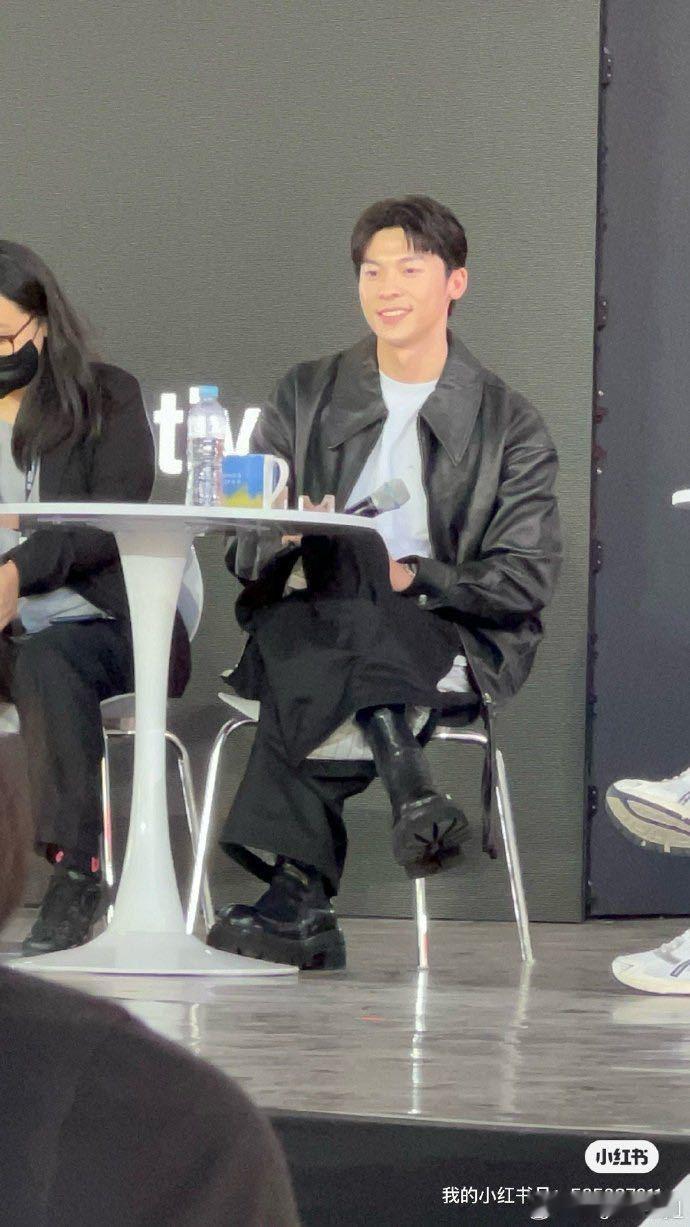 许光汉回应吻到翘脚谁懂啊！许光汉笑着回应吻戏翘脚的设计，竟是为贴合角色和重力临场