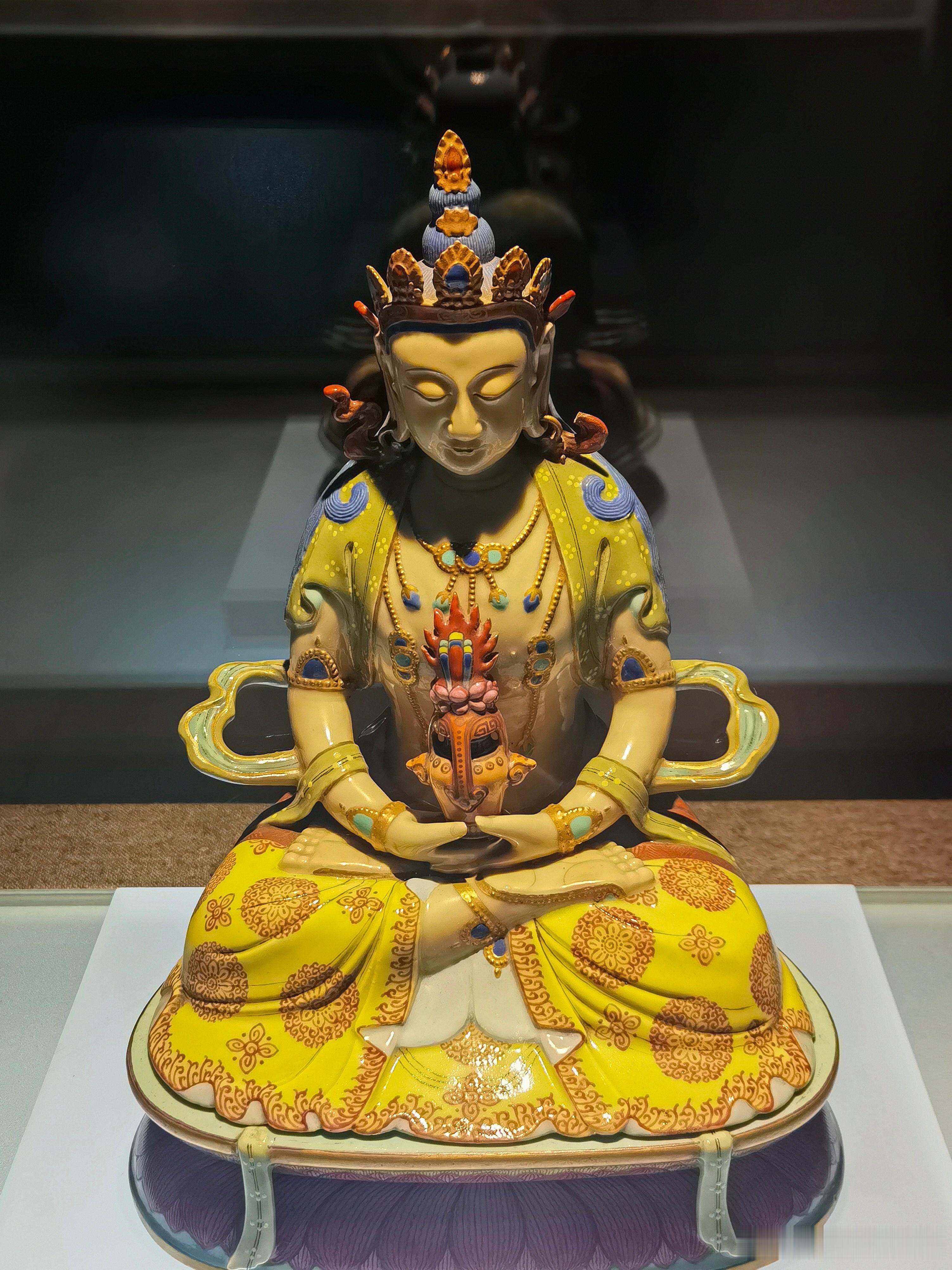 粉彩瓷塑佛像清乾隆 （公元1736-1795年）扬州博物馆藏 ​​​