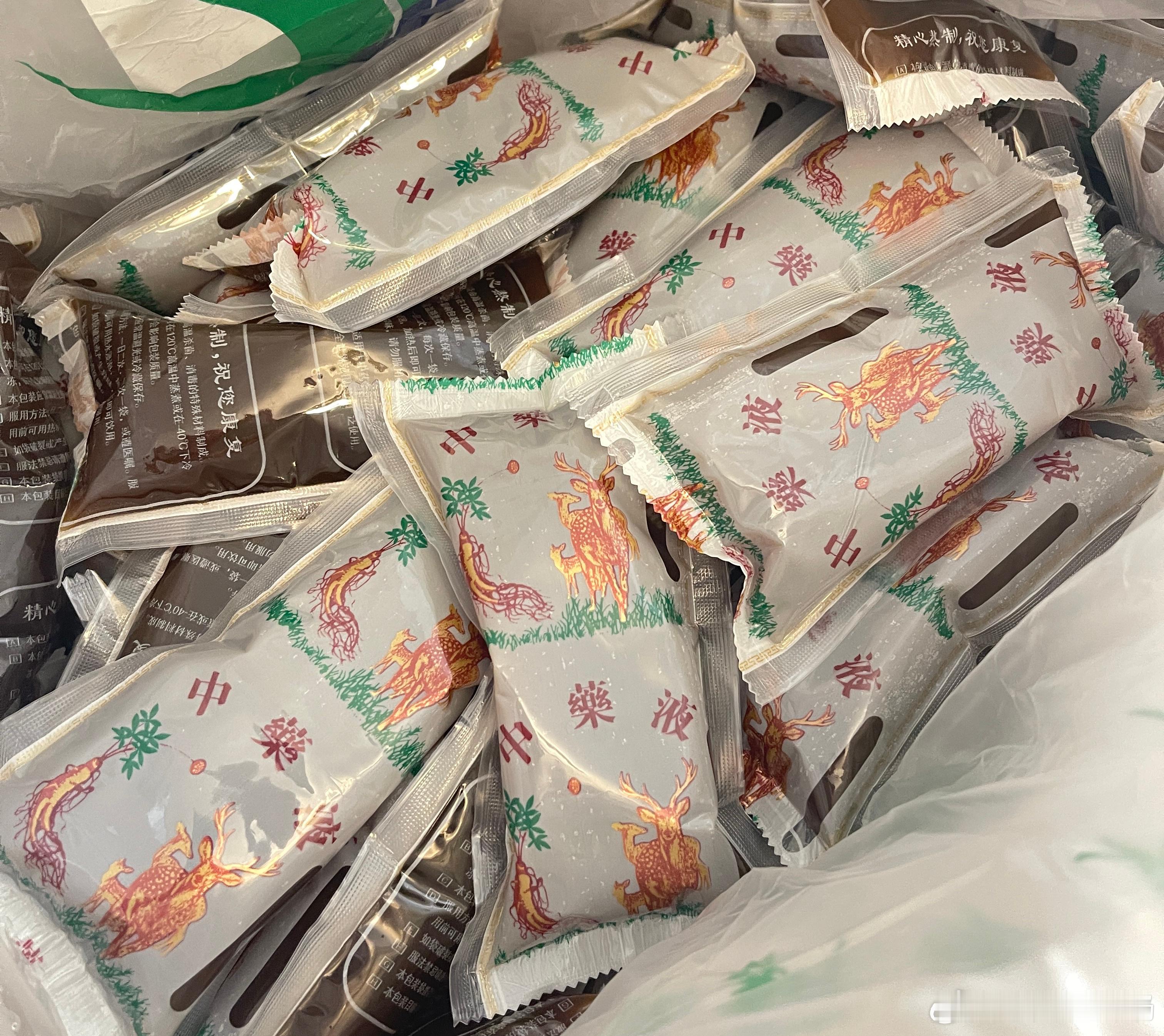 感动[泪]这次姨妈期是一丁点儿 都没痛量也比之前多 鲜红鲜红的 腰也不酸 感谢老