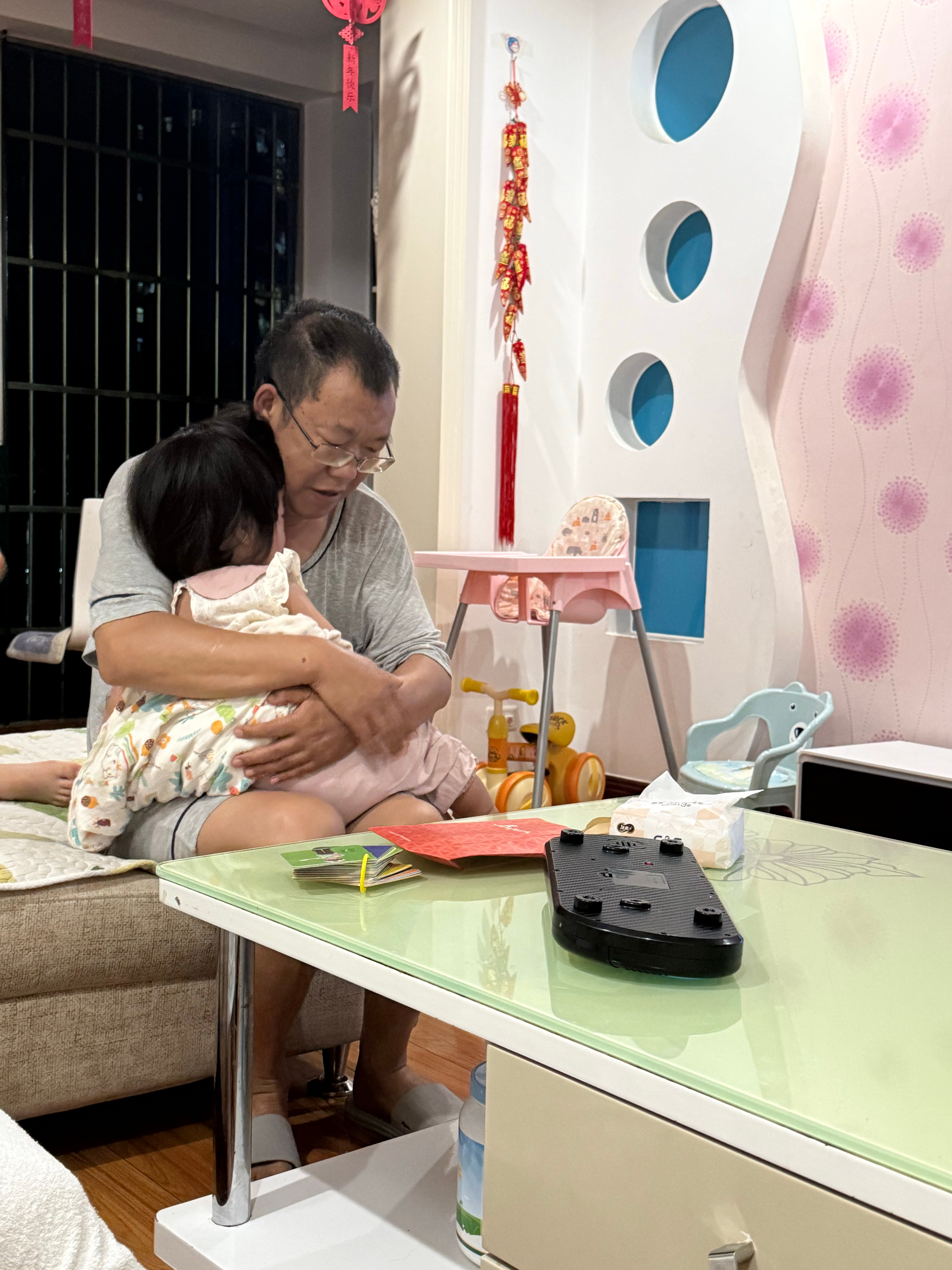 姥爷昨天关门不注意夹到她手了，今天说他一宿没睡好，老想着夹着她了