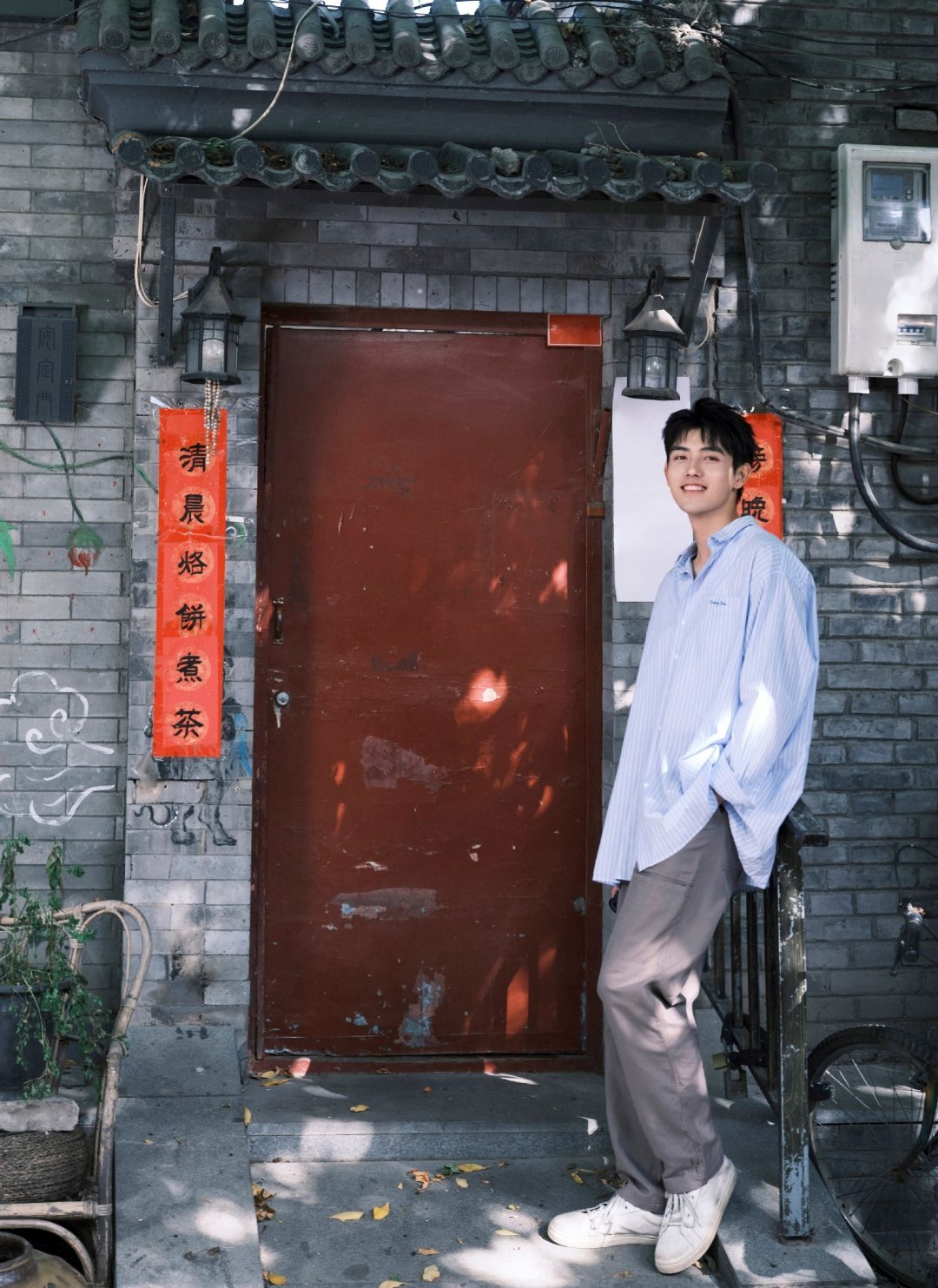 陈飞宇这组巷子图太帅了，很有氛围感～陈飞宇阿瑟丨西红柿丨汽水丨摄影丨衬衫少年 ​
