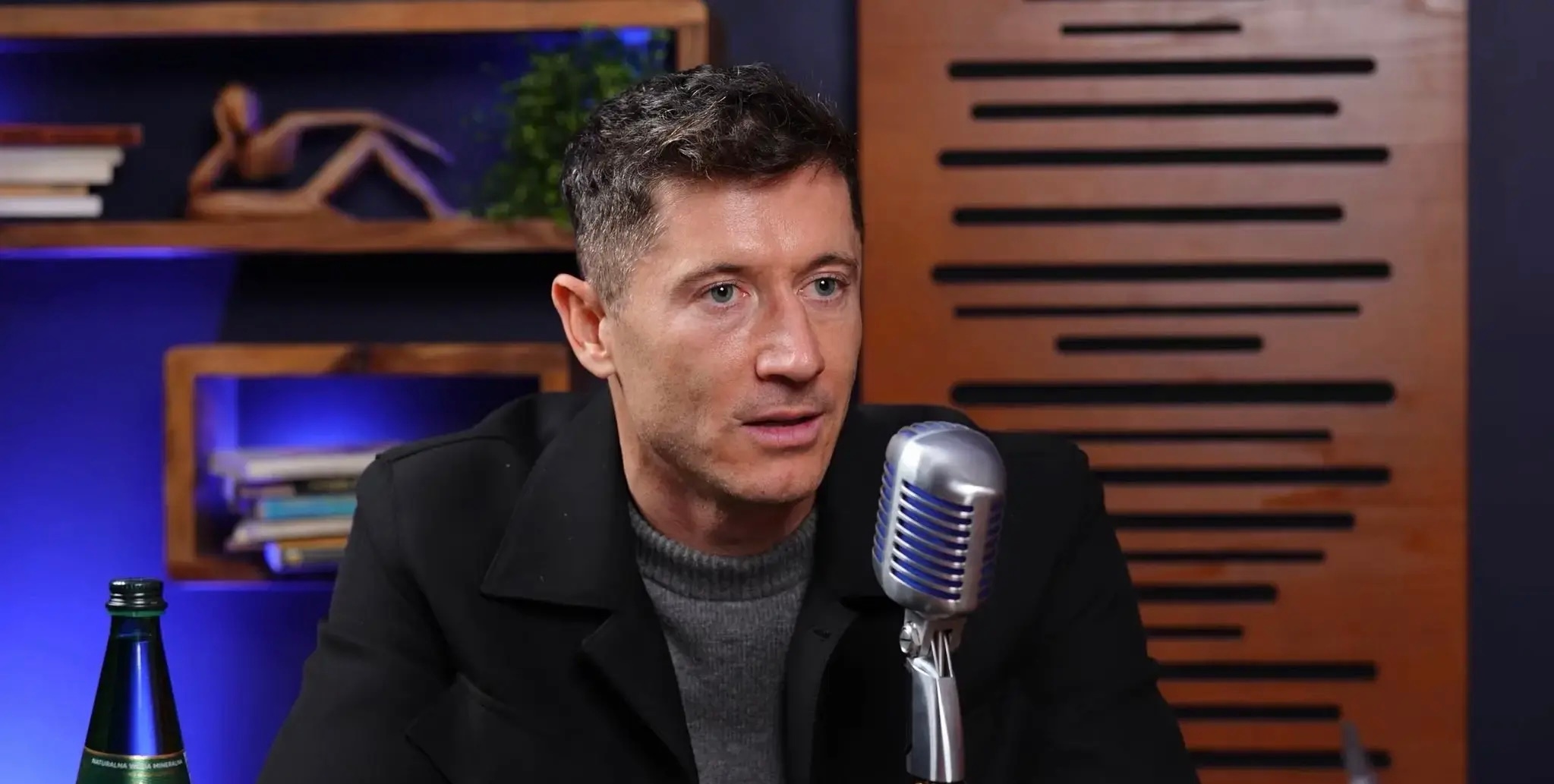 莱万传记透露，巴萨曾要求他别进球，这样就无需付给拜仁250万欧元奖金。莱万承认确