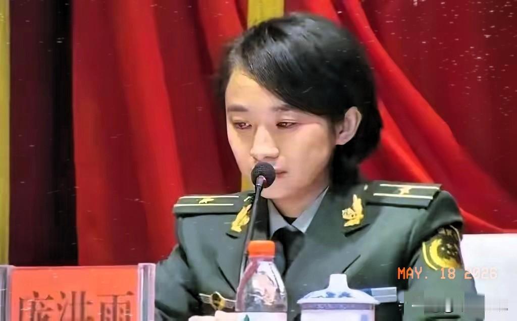 31岁女教师特招入伍授少校警衔引质疑，一句话让所有人闭嘴
一个女老师竟然被特招参