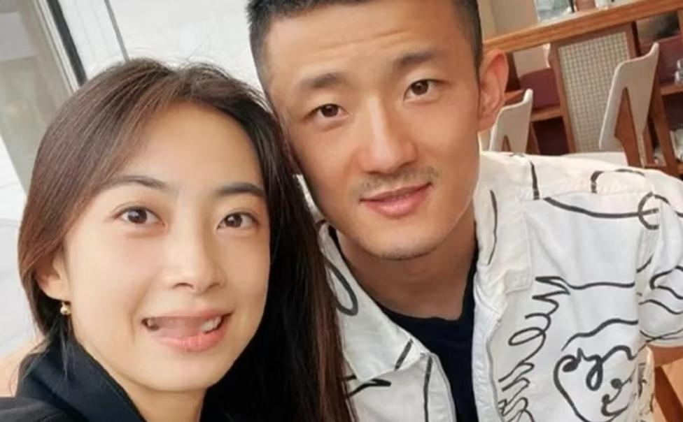 羽毛球混双颁奖现场，刘雨辰向羽毛球女神黄亚琼求婚，中国羽毛球队有几对冠军夫妻？
