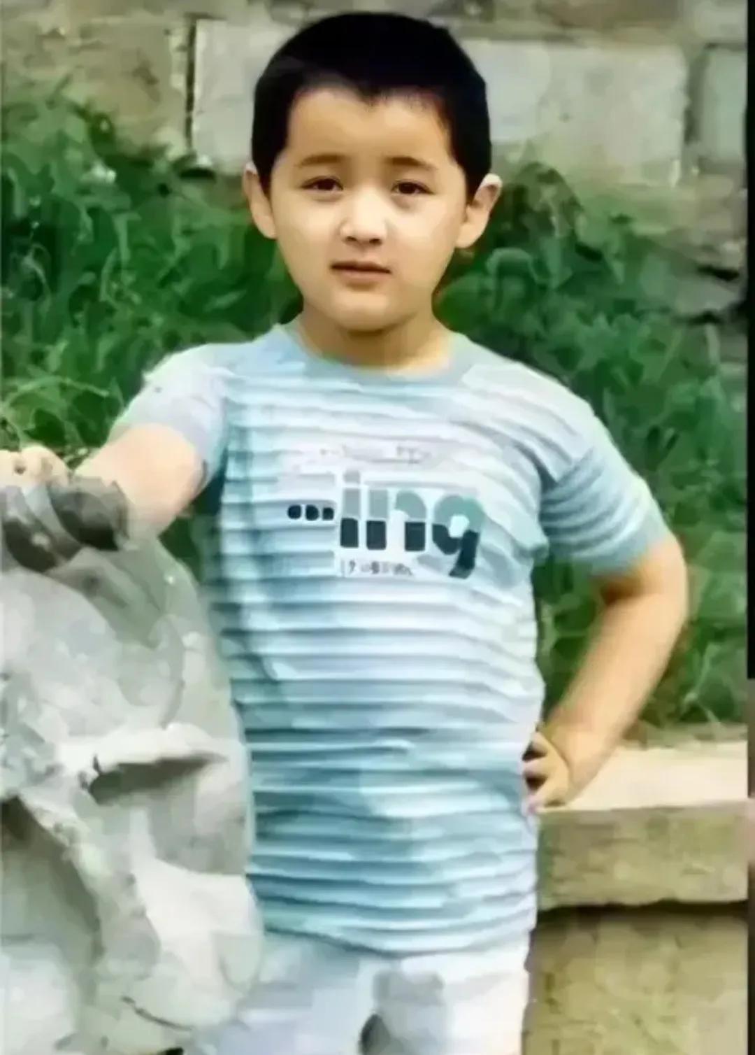 80年代末，一个可爱的小男孩，留下了这一张老照片，如今的他已经成了家喻户晓的演员
