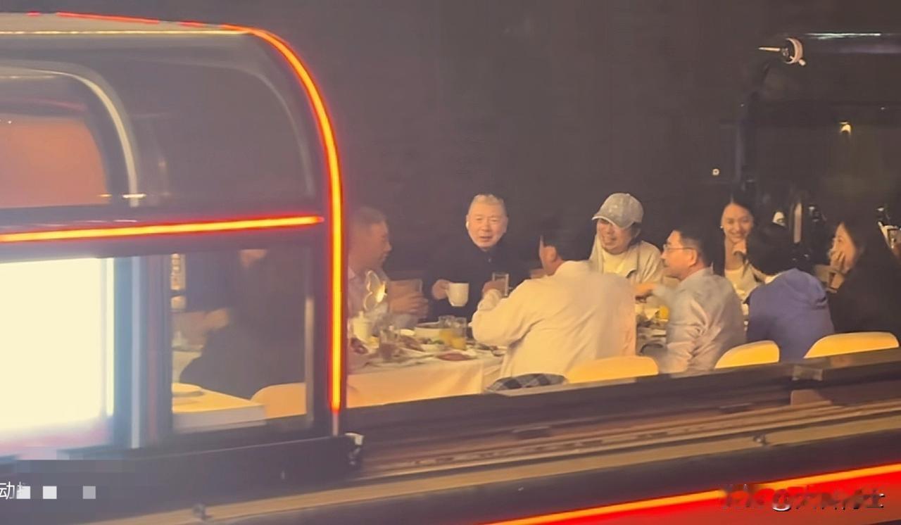 冯小刚泛舟亮马河，与好友谈笑风生

近日，有网友在亮马河游览夜景时，偶然看到泛舟