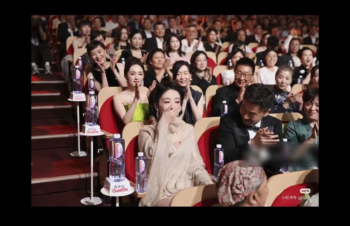 众人嘲氵与众望所归是天差地别的实力派演员获奖，所有人都在祝贺 