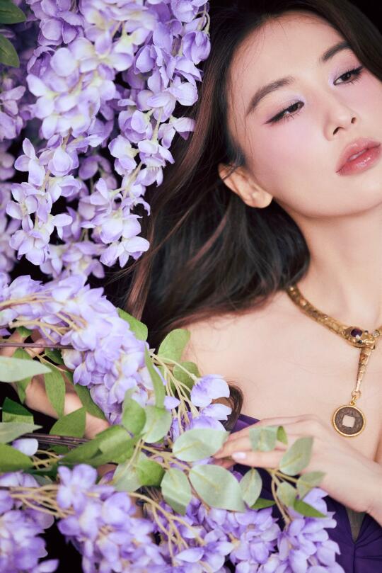 为黄圣依化的紫色鸢尾花仙子妆 费加罗盛典
