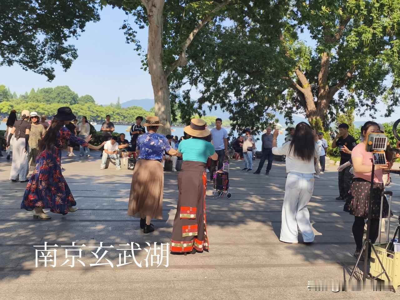 本人很欣赏南京玄武湖这些舞蹈💃娱乐爱好者，他们漂亮的舞姿配上欢快的音乐、也能给