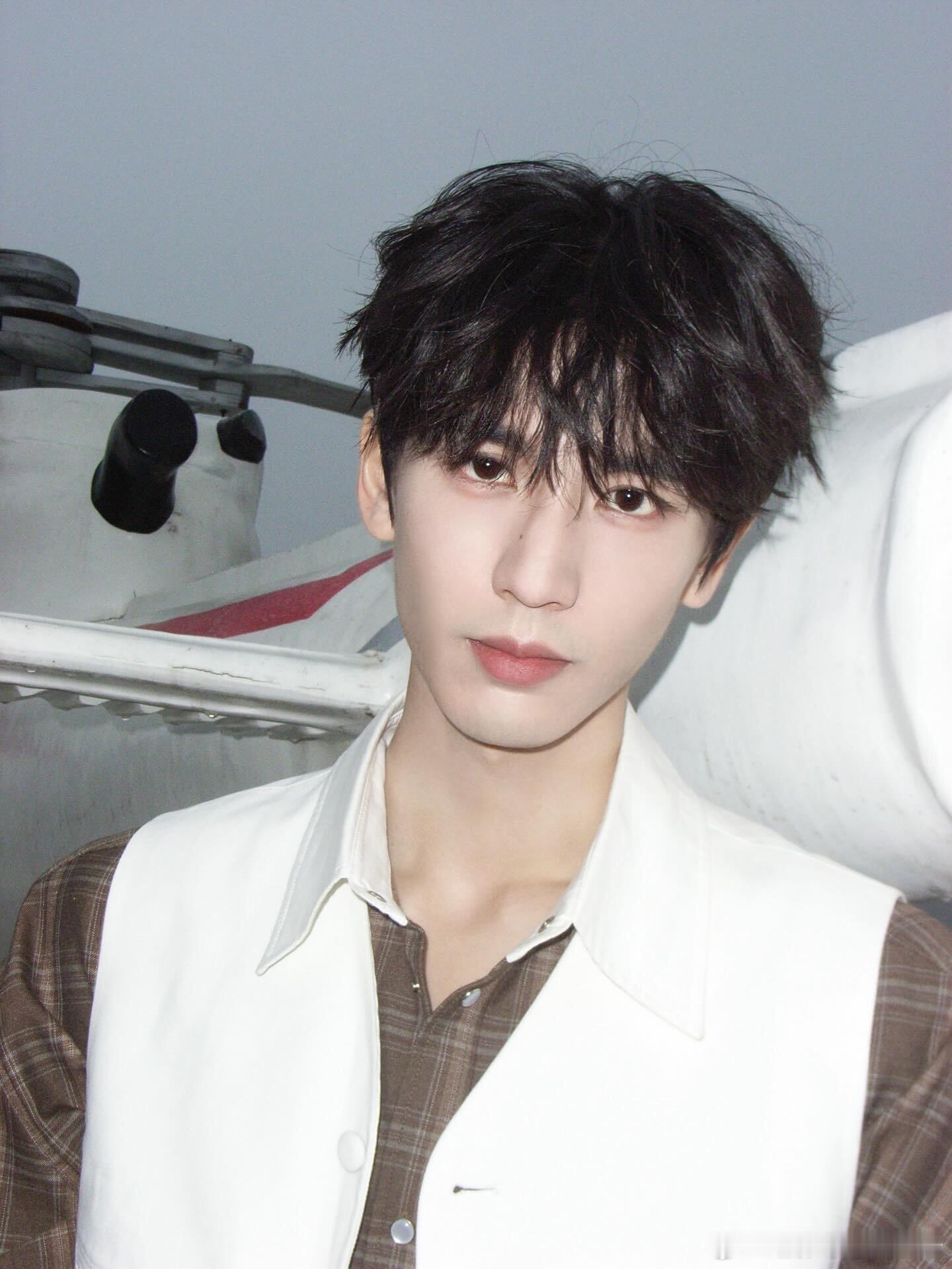 张凌赫ins更新一则 晒和直升机🚁合照你是舒克还是贝塔