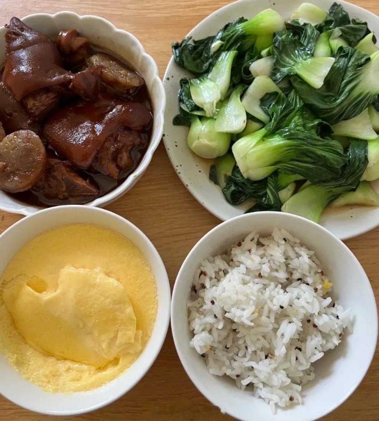 【提高题】养姨妈这么吃可以吗？特别爱吃蔬菜，吃不够蔬菜容易便秘。米饭以前不怎么吃