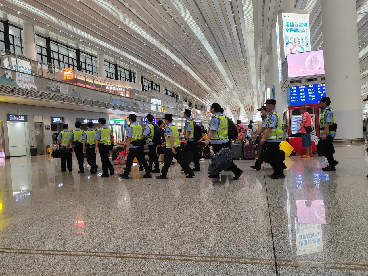 幸福是健康体魄下的自由生活、内心平静中的坦然自洽、真挚情感里的温暖陪伴、自我价值