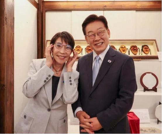 高市早苗全力讨好韩国，李在明牢记对中方承诺，和日本保持了距离

就在中国这边“宾