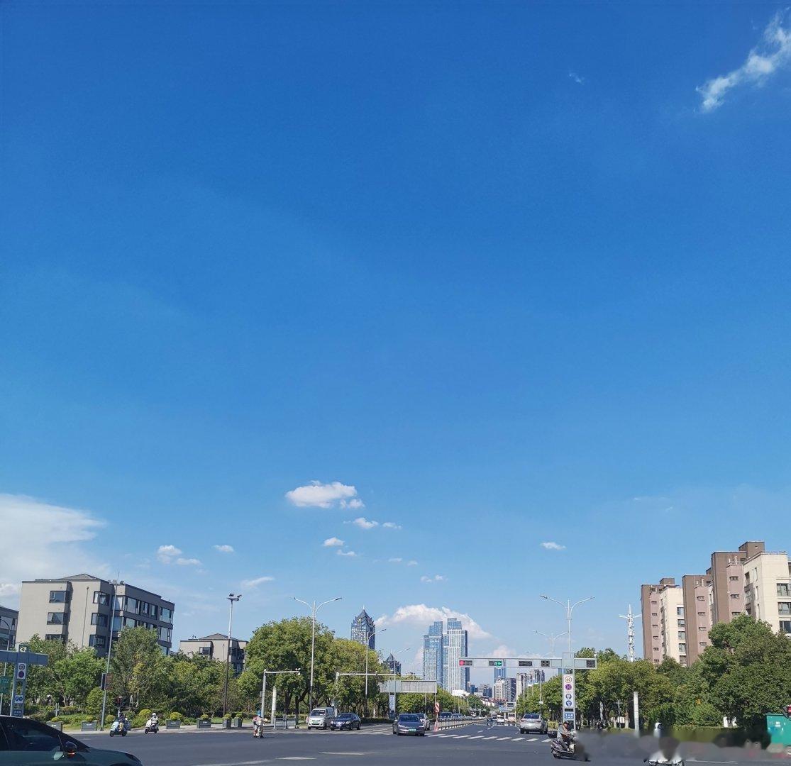 蓝天白云晴空万里呀，这个天气啥都好就是有点热 