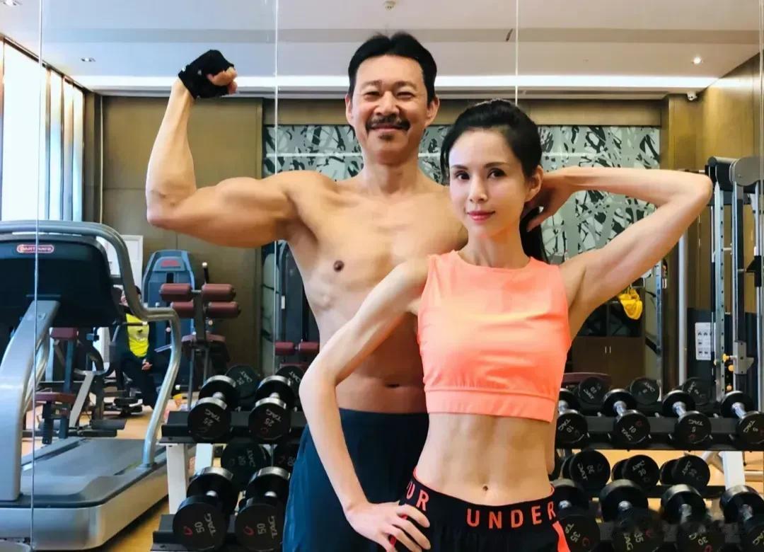 张丰毅和李若彤真的是太自律了，两个人加起来都超过120岁了，还能保持这个状态，真