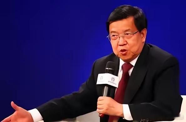 龙永图曾提出一个发人深省的观点：与其热议中国崛起，不如先回答三个更为关键的问题，