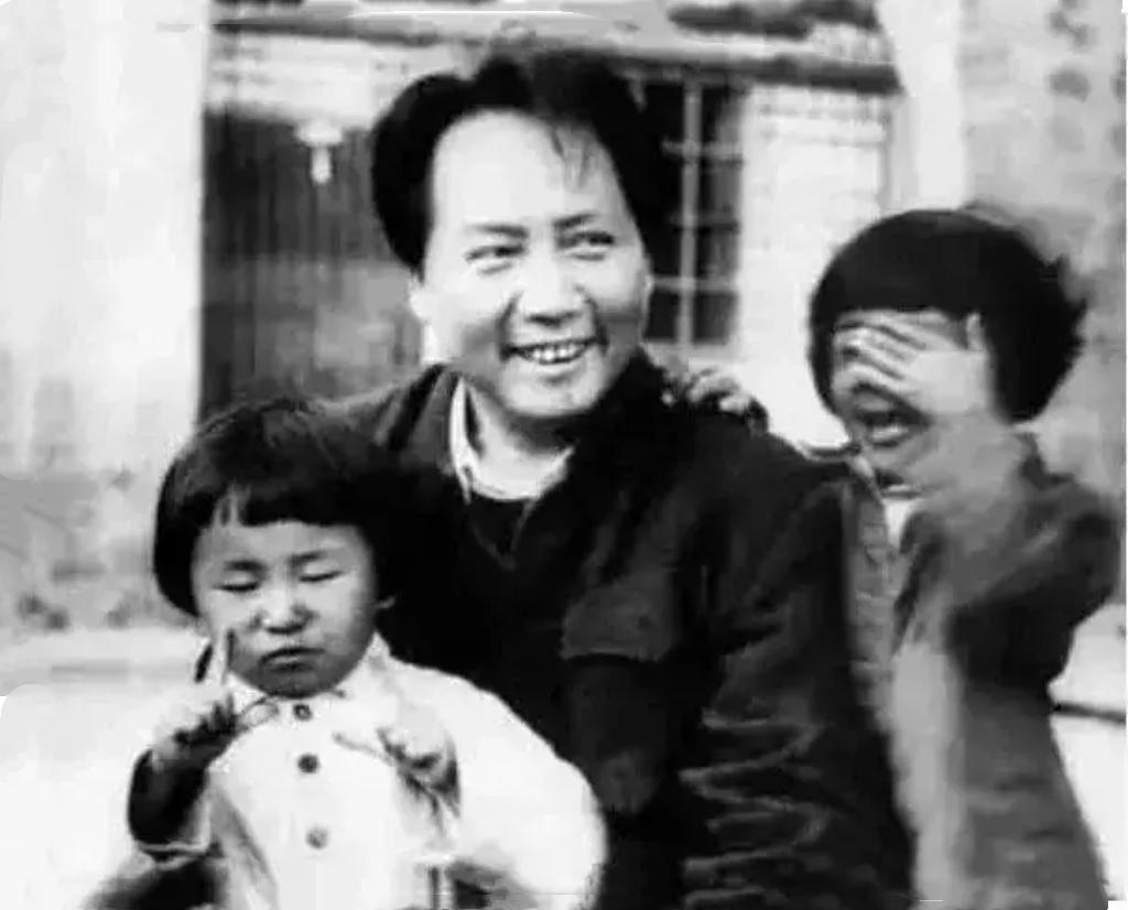 毛主席还是个孩子头，他会带着一群孩子玩泥巴，小孩子都不怕他。

毛主席跟孩子们在