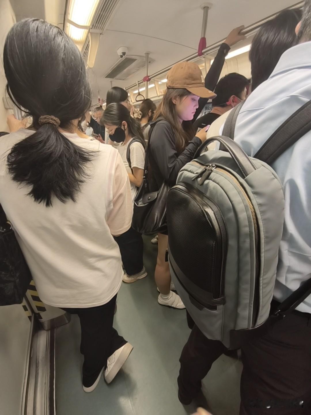 快到珠江新城站准备下车，往车门挪的过程中已经被挤得脚不沾地了，想起上次周五晚高峰