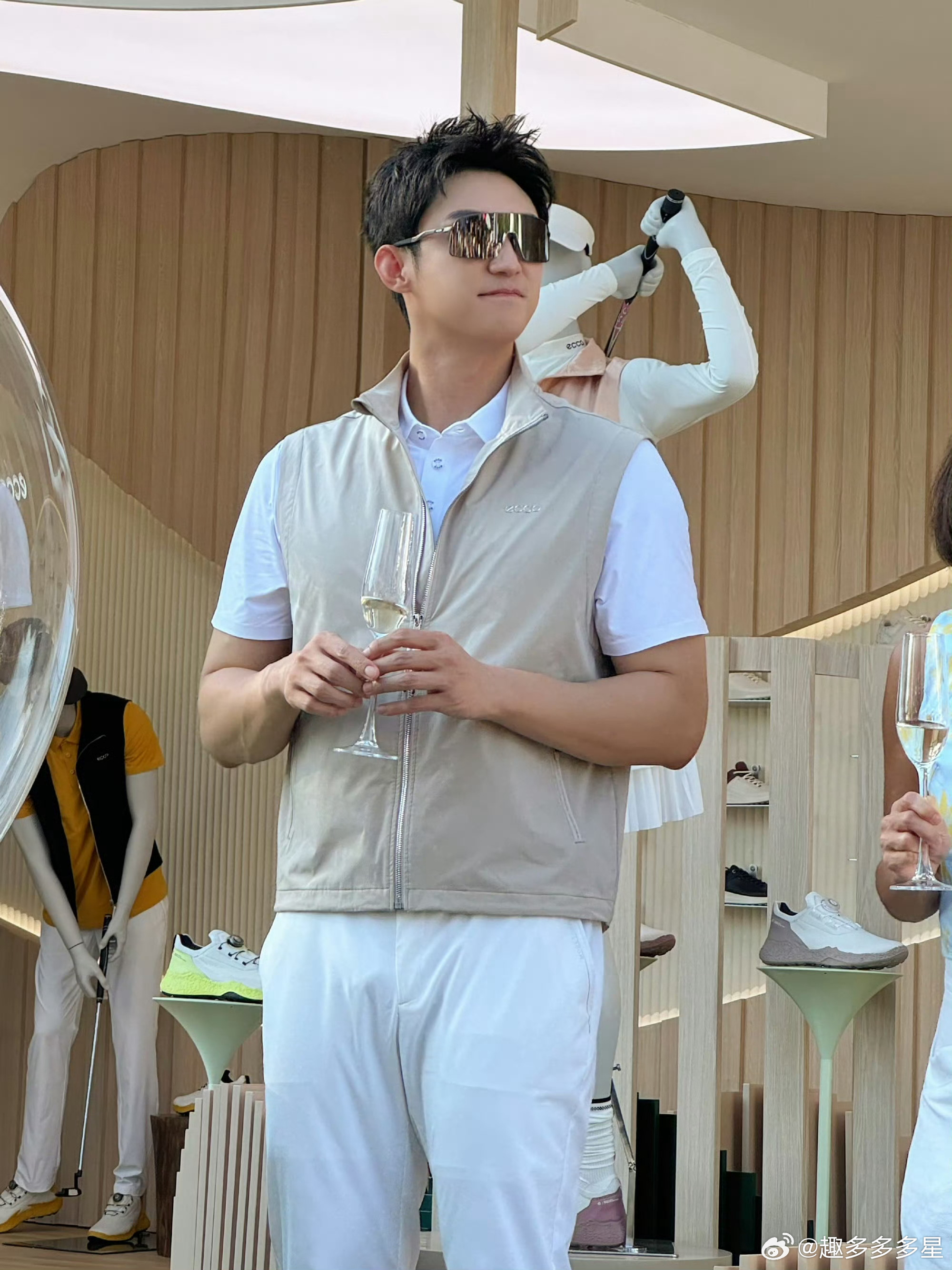 黄景瑜保镖演不演的先当了再说黄景瑜最新怼脸直拍来了！运动装穿出熟男魅力，高清镜头