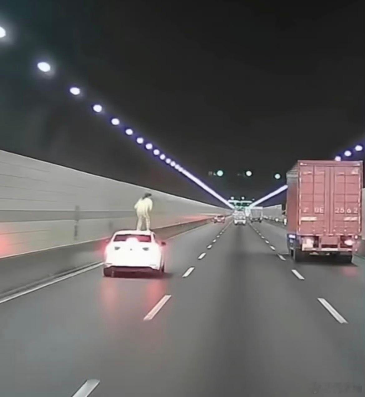 女子隧道内爬出副驾从车顶跳下行驶中的车，她居然毫发无损地爬到车顶，不得不说她确实