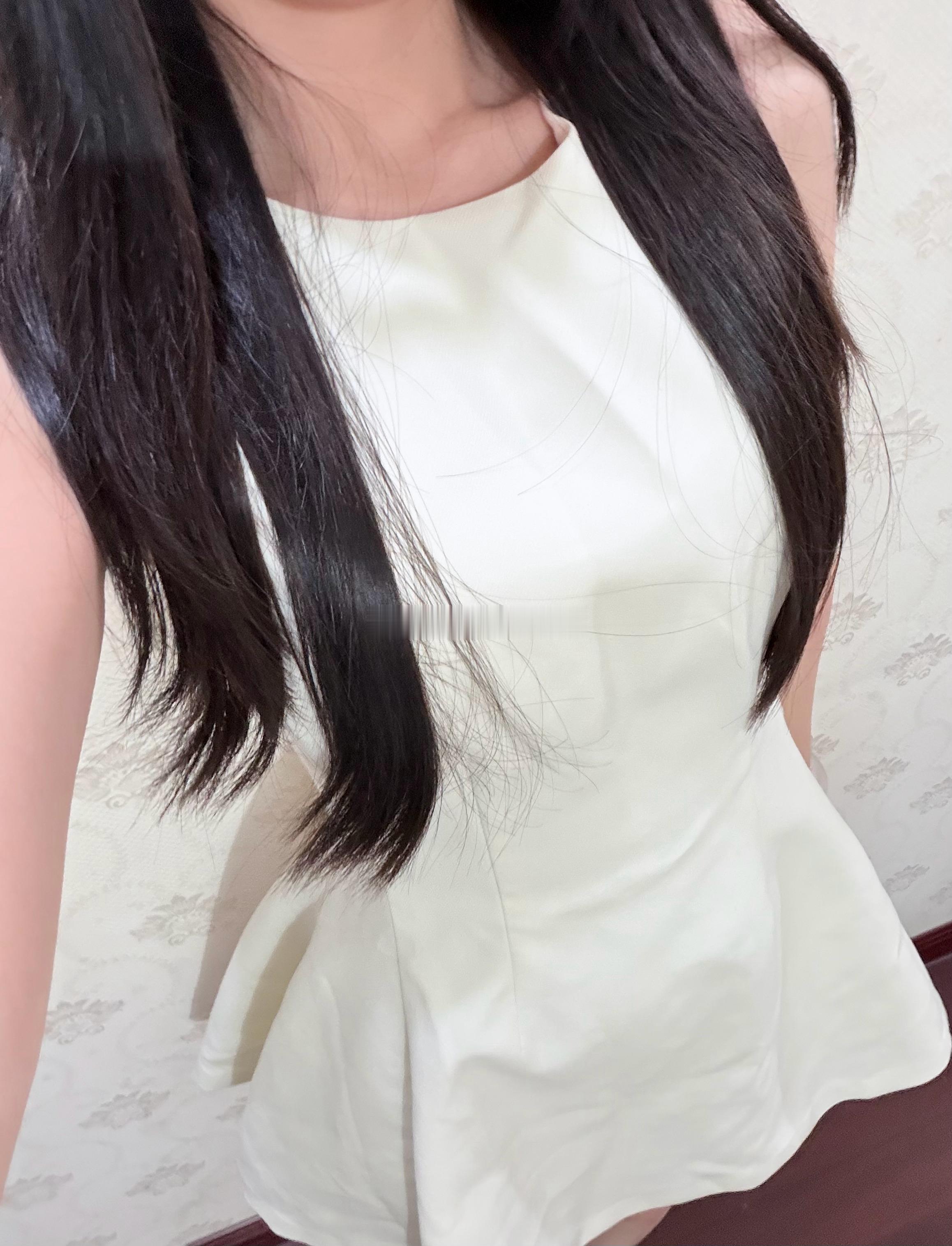 见家长穿搭！白色裙子看起来乖乖的，感觉还可以就是这个群长比我想象的短了一点点🐵