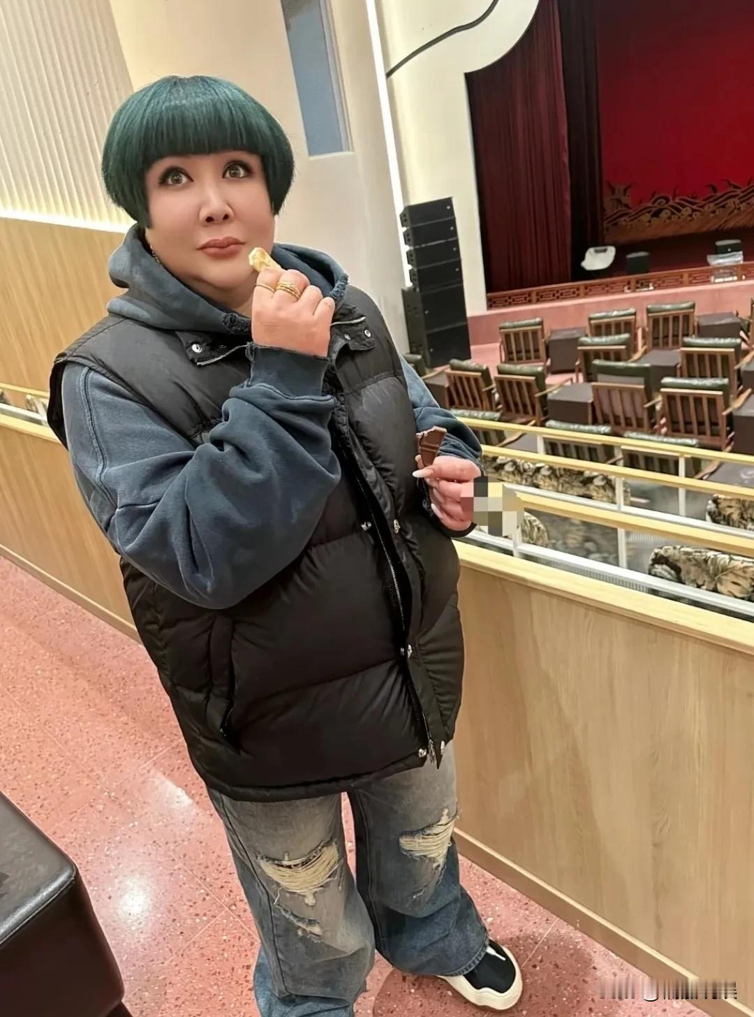 郭德纲老婆王惠，现身即将开业的上海德云社指导工作。
她穿着一件黑色羽绒背心，破洞