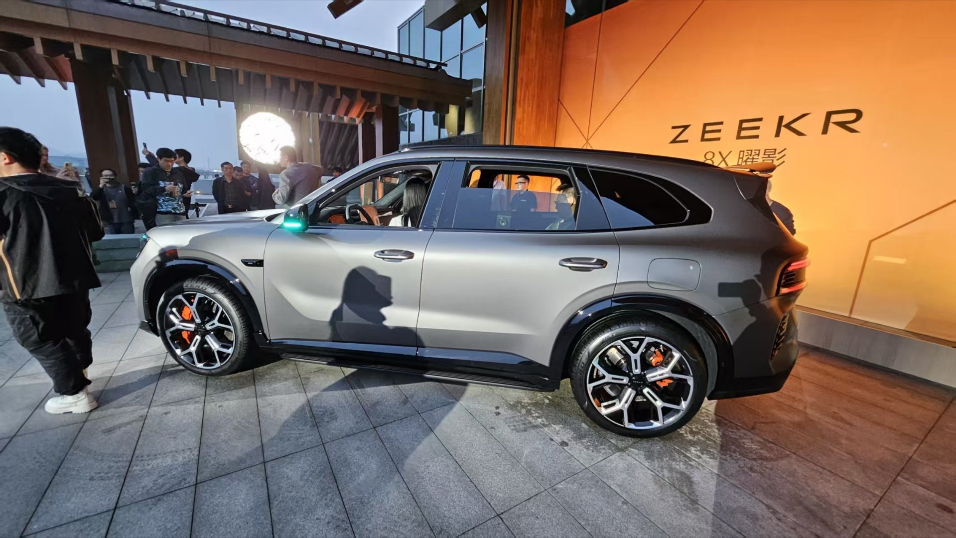 极氪8x新公路之王 曜影版灰色的质感真的好强如果买曜影版，我建议内饰选单屏，更体