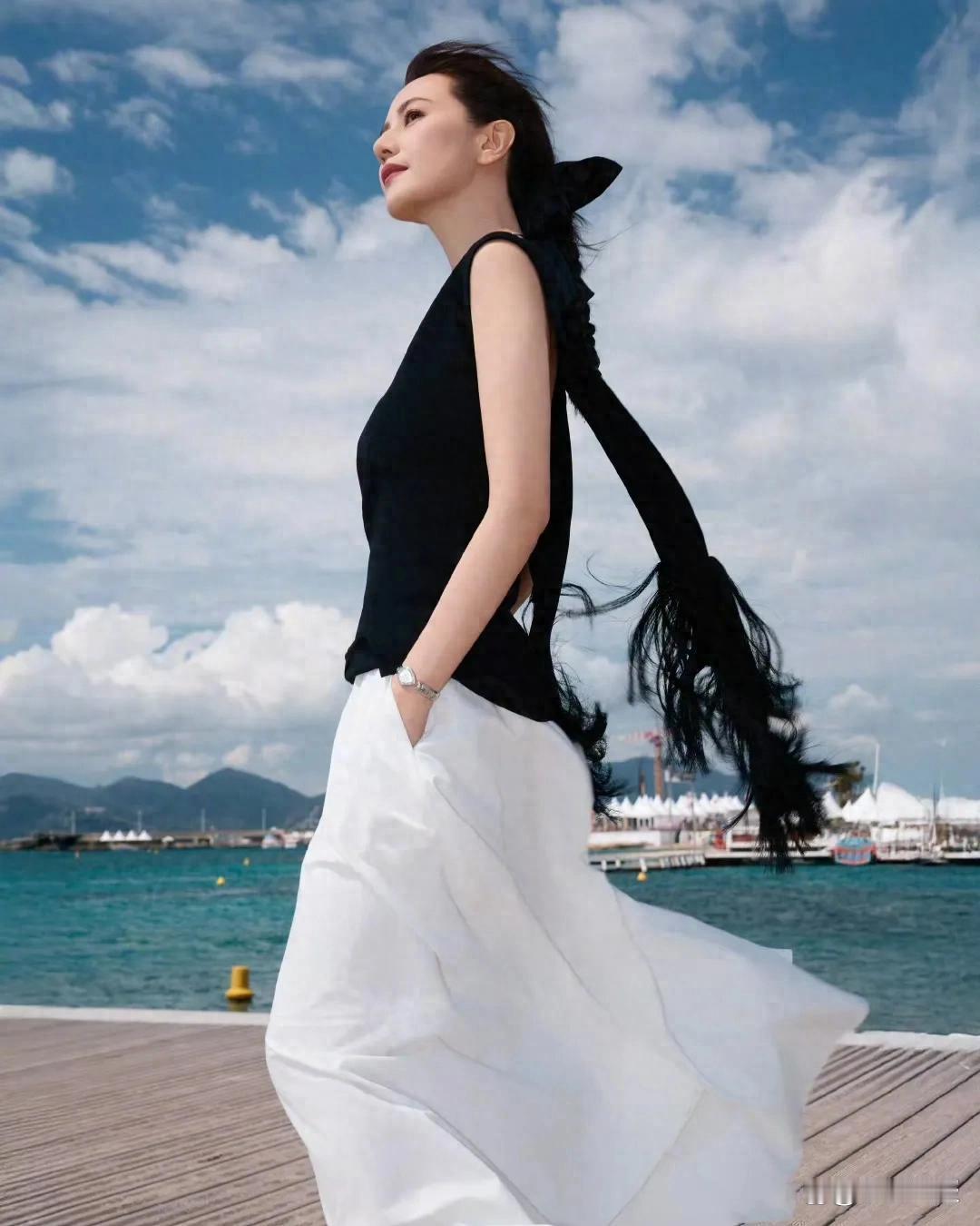 高圆圆一袭黑白配，真是太美了 