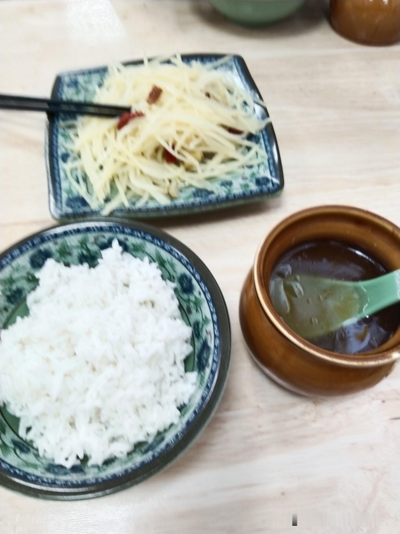 简简单单的一餐，酸辣土豆丝配上一碗白米饭，再来一盅瓦罐汤，吃得舒服又满足。大火爆