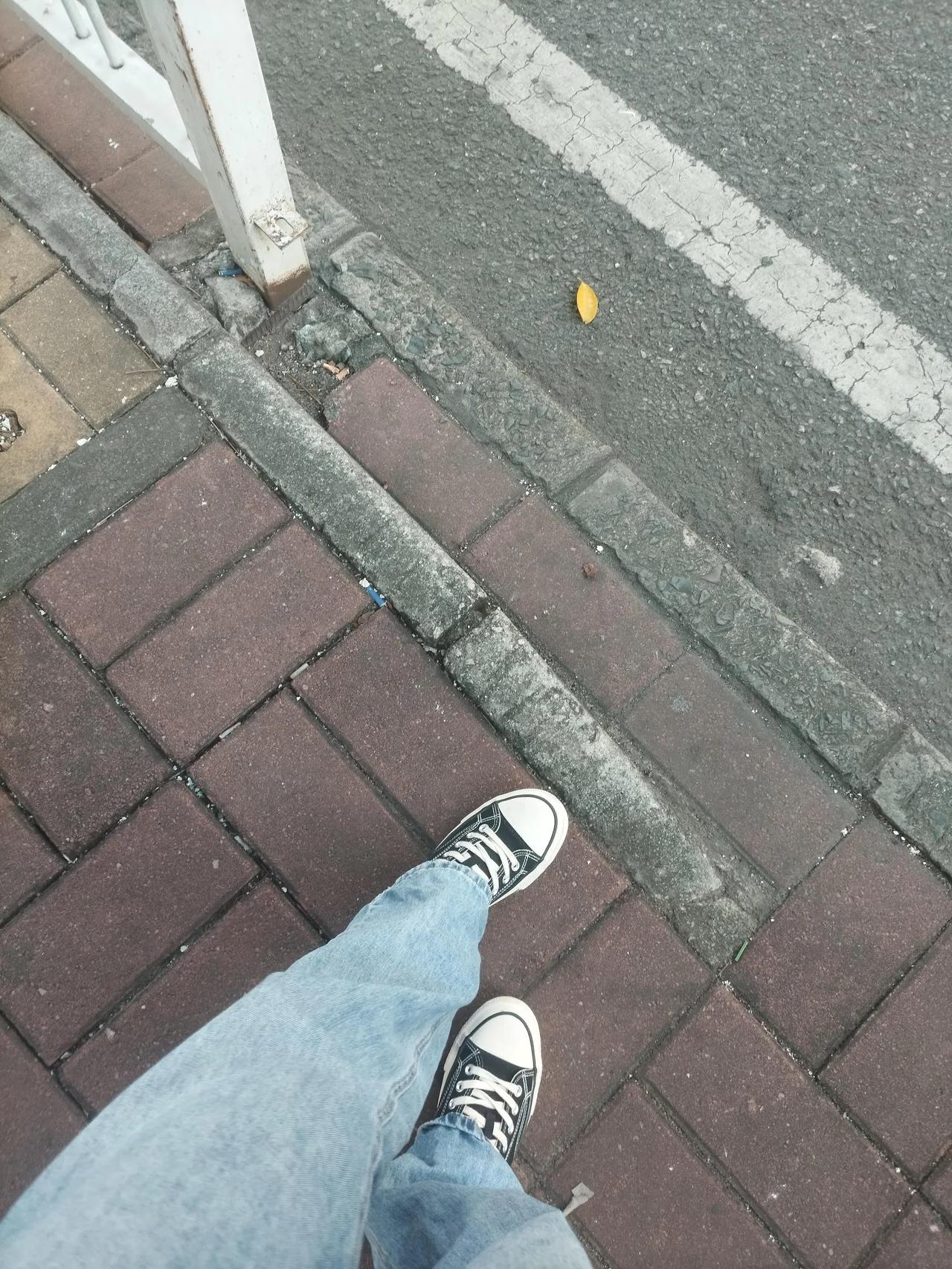 农村父母穷的女人最惨了，不嫁出去的话，只能流浪街头，家里房子以后不会给我住的，太