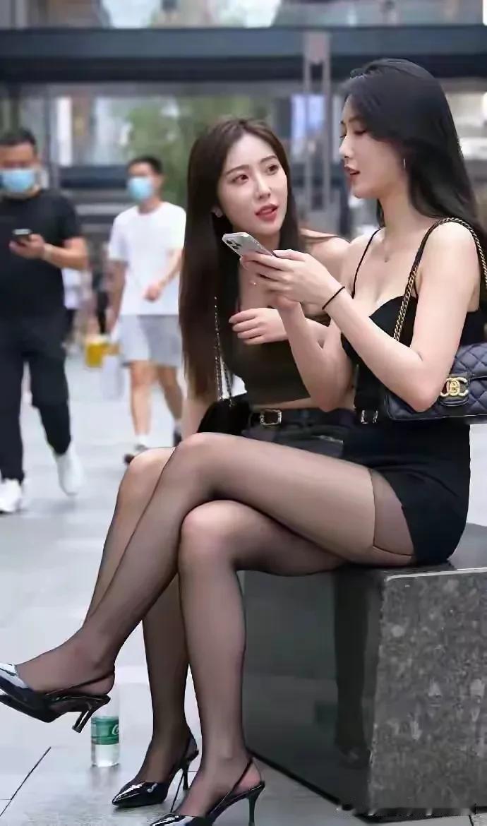 挺好的丝袜，怎么还打上补丁了？
这是不小心抠破了吗？太不小心了！
[笑哭][笑哭