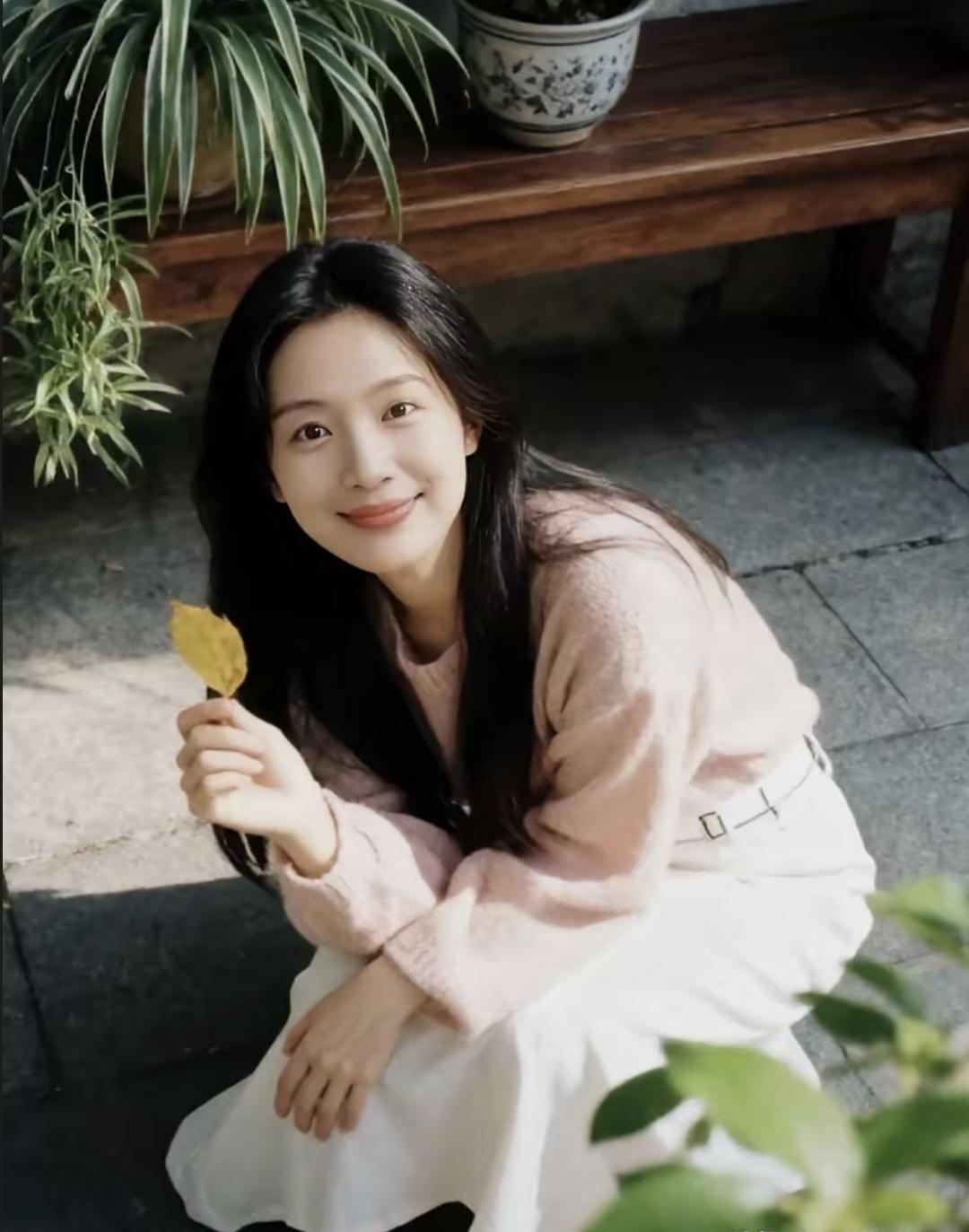 最近听介绍人说了个有意思的事。之前跟我去梧桐山相亲的那个人，一个月都不理我了。原