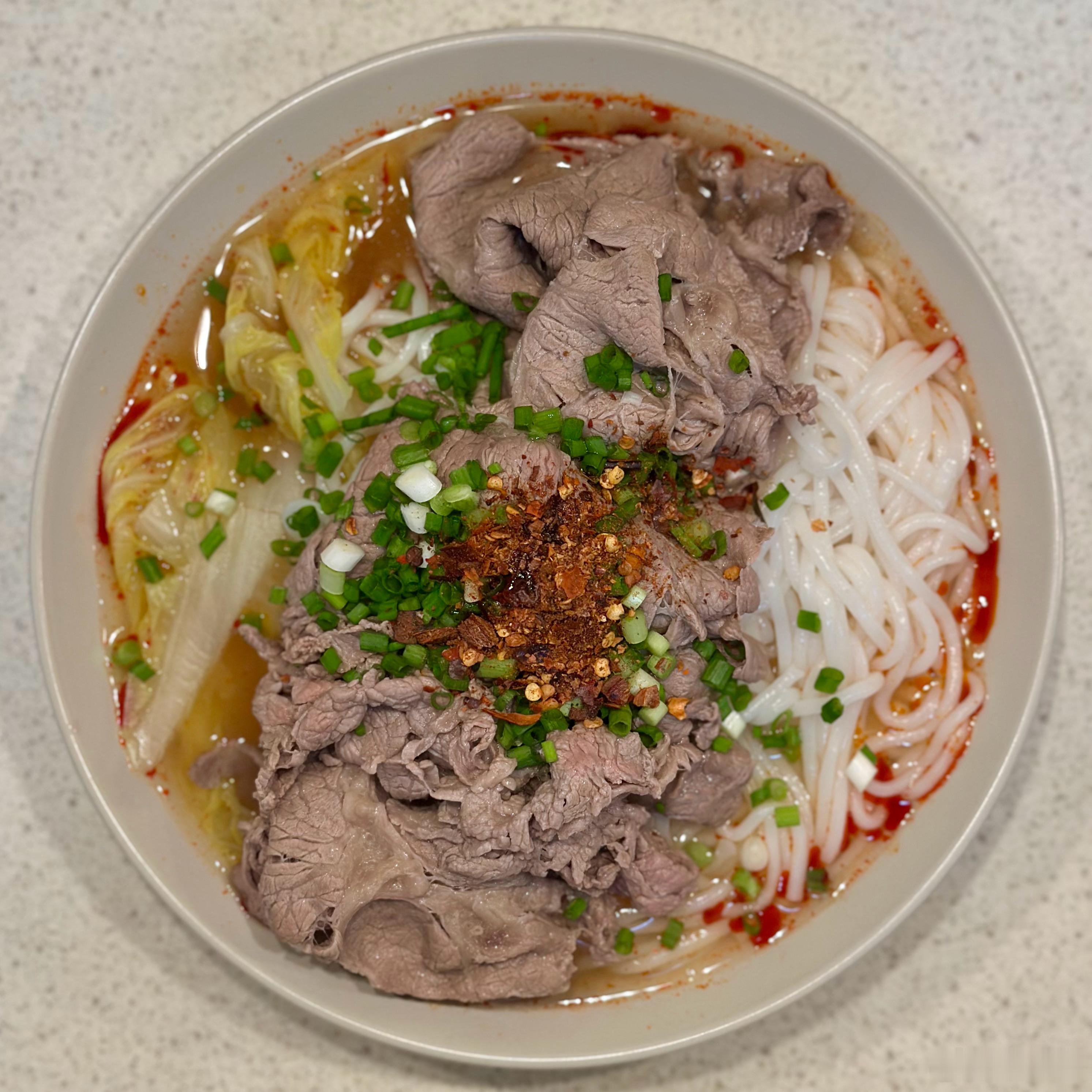 今天中午又是回家吃饭，煮了碗酸汤牛肉米线吃。舒服。最近这一周在家吃饭的次数多，有