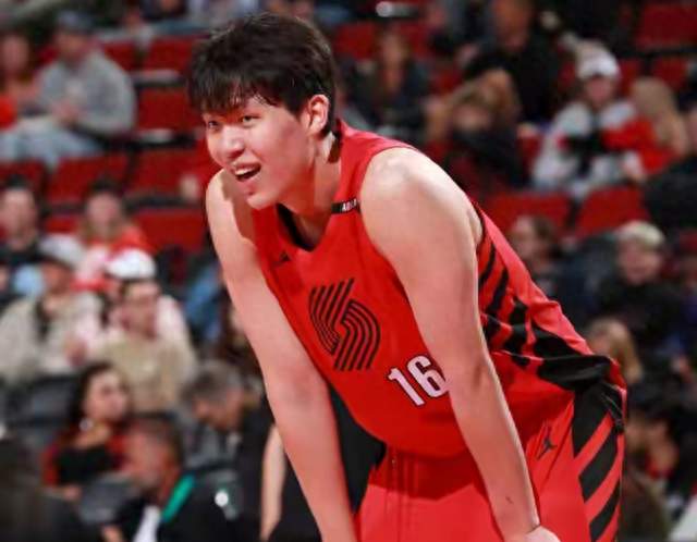 狂赢53分别盲目吹！杨瀚森8投6中拿13分，莫兰特的评价要理性看