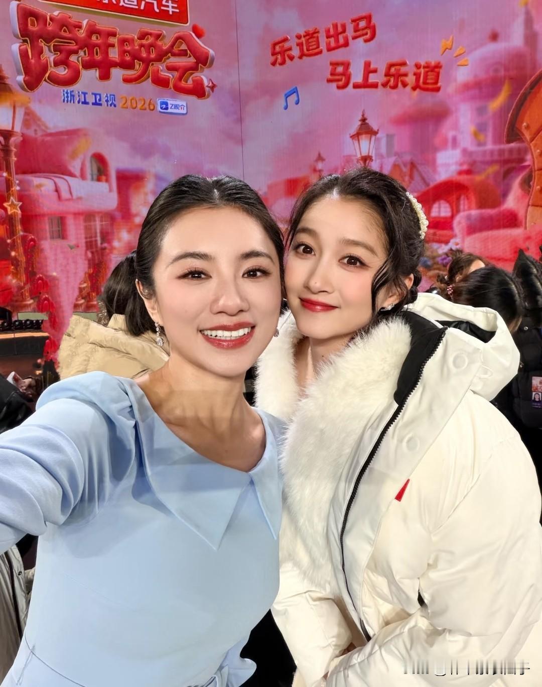 左边是伊一，1989年出生，身高169cm。
右边是关晓彤，1997年出生，身高